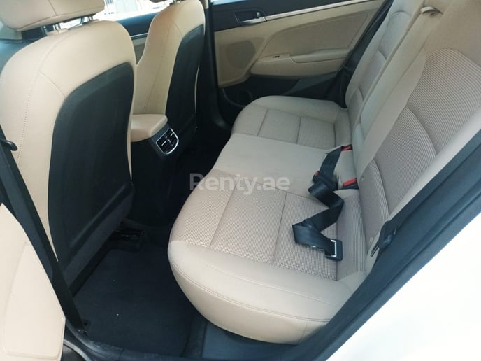 Hyundai Elantra (Blanc), 2019 &agrave; louer &agrave; Duba&iuml;