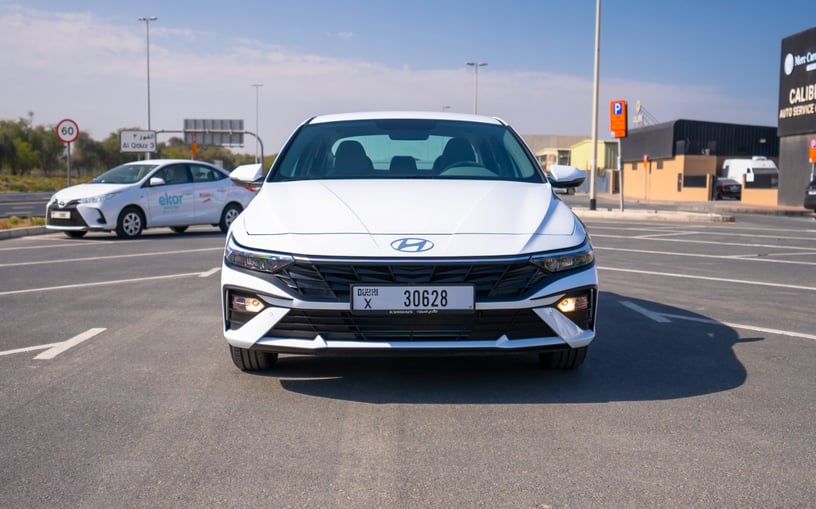 Hyundai Elantra (Bianca), 2024 in affitto a Abu Dhabi