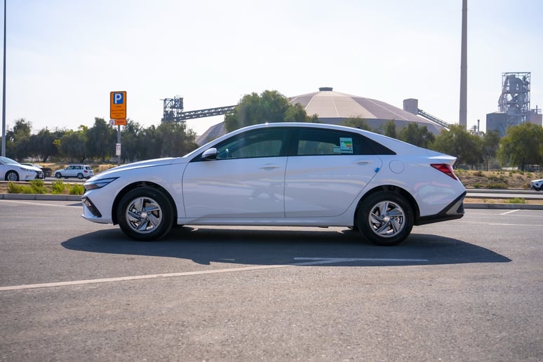 Hyundai Elantra (Bianca), 2024 in affitto a Abu Dhabi