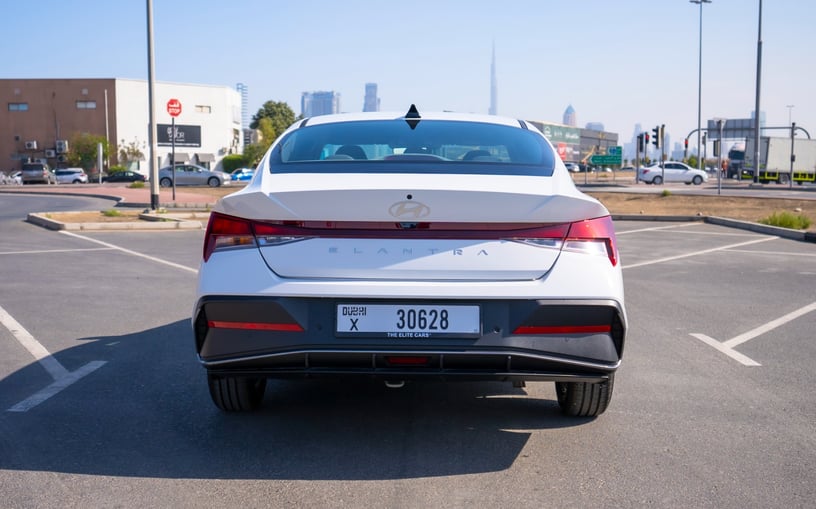 Hyundai Elantra (Bianca), 2024 in affitto a Abu Dhabi