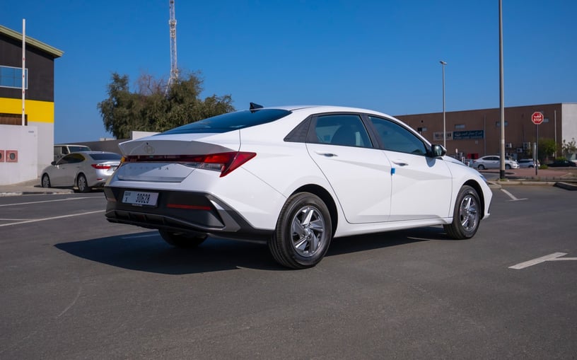 Hyundai Elantra (Bianca), 2024 in affitto a Abu Dhabi