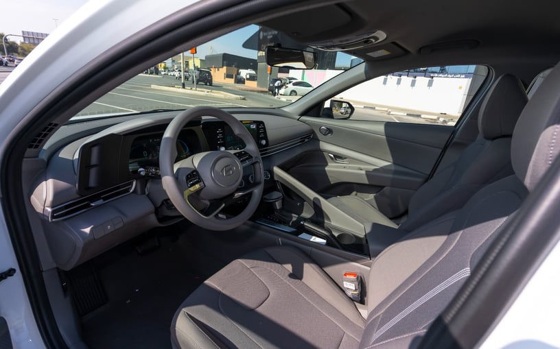 Hyundai Elantra (Bianca), 2024 in affitto a Abu Dhabi