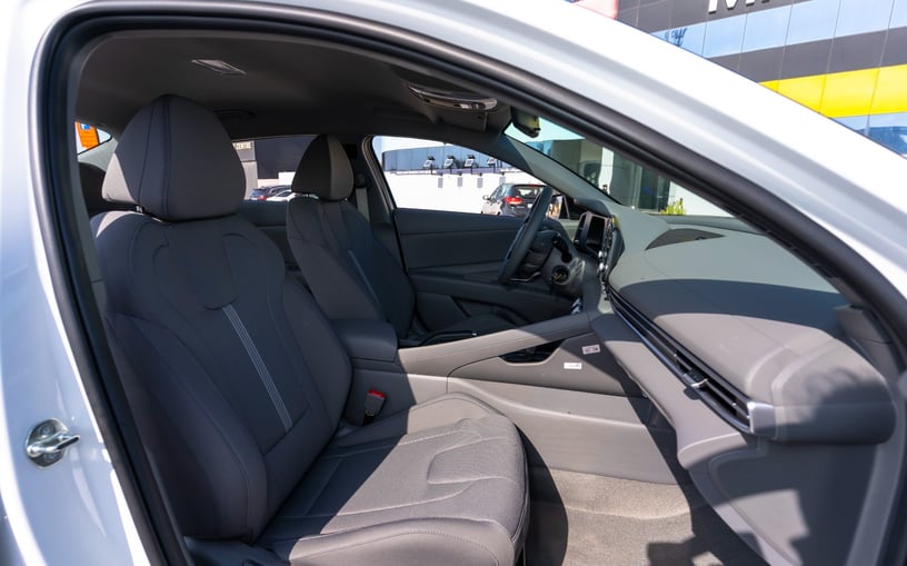 Hyundai Elantra (Bianca), 2024 in affitto a Abu Dhabi