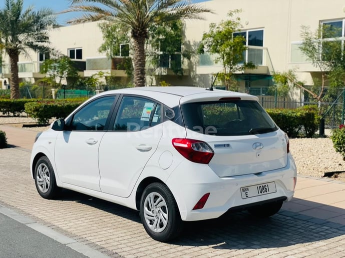 Hyundai i10 (Weiß), 2023  zur Miete in Dubai 1