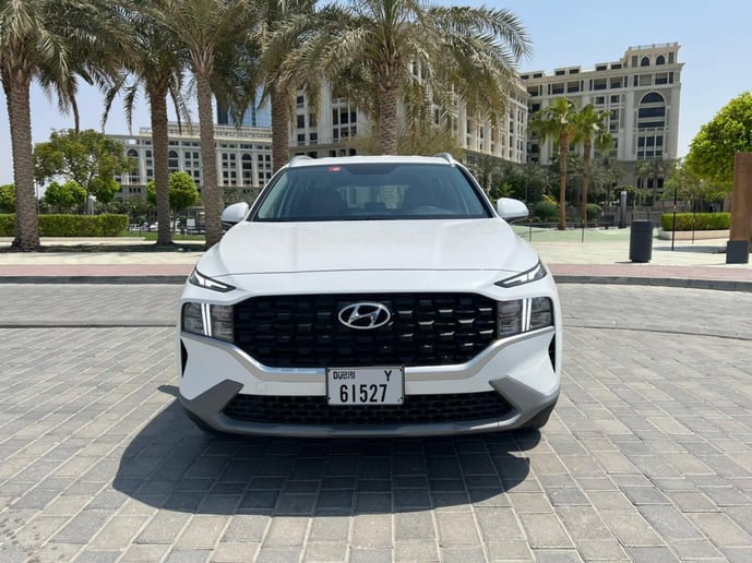 Hyundai Santa Fe (Blanc), 2023 &agrave; louer &agrave; Sharjah
