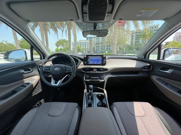 Hyundai Santa Fe (Blanc), 2023 &agrave; louer &agrave; Sharjah