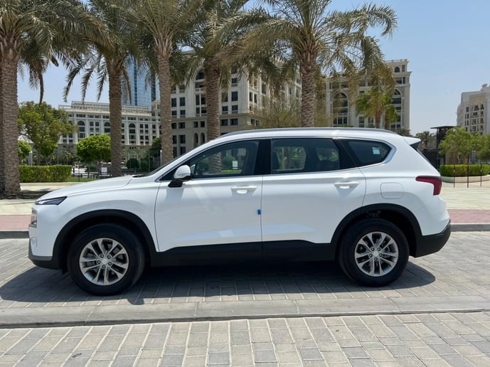 Hyundai Santa Fe (Blanc), 2023 &agrave; louer &agrave; Sharjah