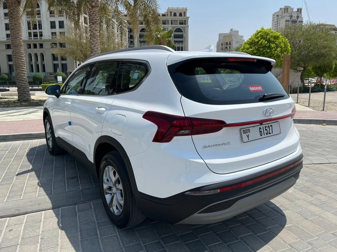 Hyundai Santa Fe (Blanc), 2023 &agrave; louer &agrave; Sharjah