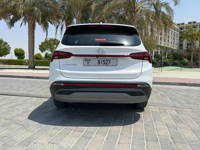 Hyundai Santa Fe (Blanc), 2023 &agrave; louer &agrave; Sharjah