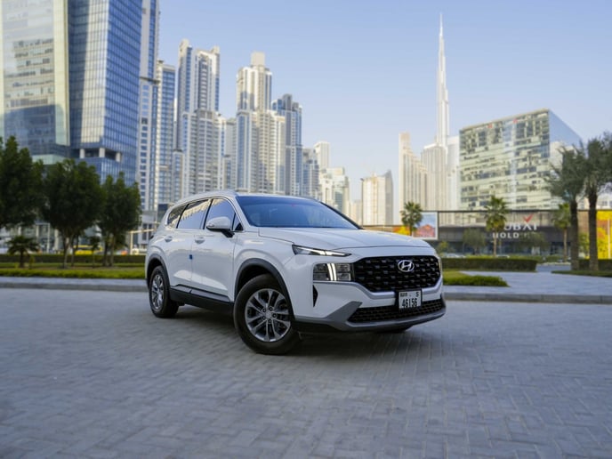 Hyundai Santa Fe (Blanco), 2023 para alquiler en Ras Al Khaimah