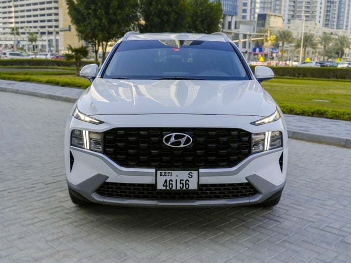 Hyundai Santa Fe (Blanco), 2023 para alquiler en Ras Al Khaimah
