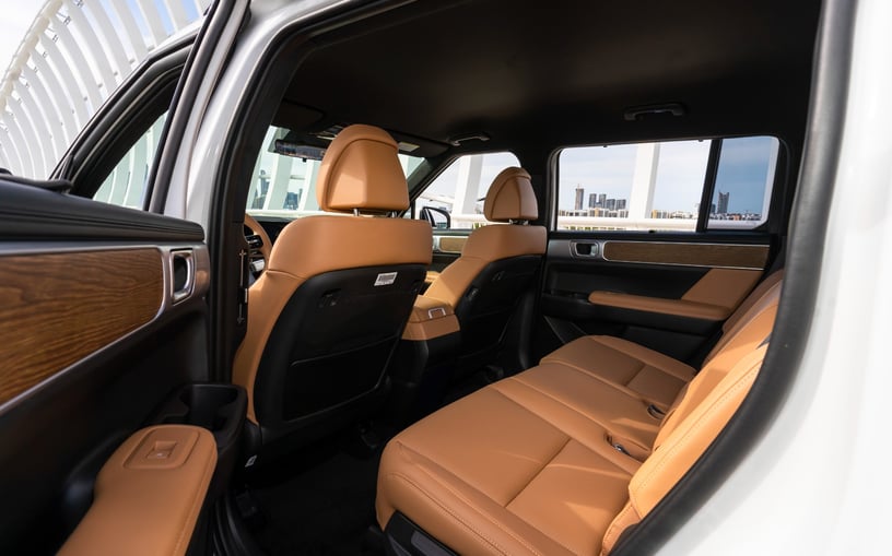 Hyundai Santa Fe (Белый), 2024 для аренды в Дубай