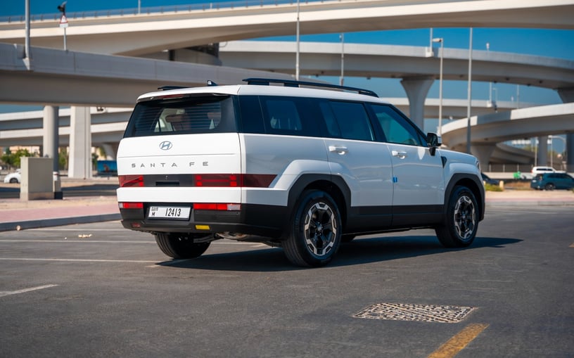 Hyundai Santa Fe (Wit), 2025 te huur in Abu Dhabi