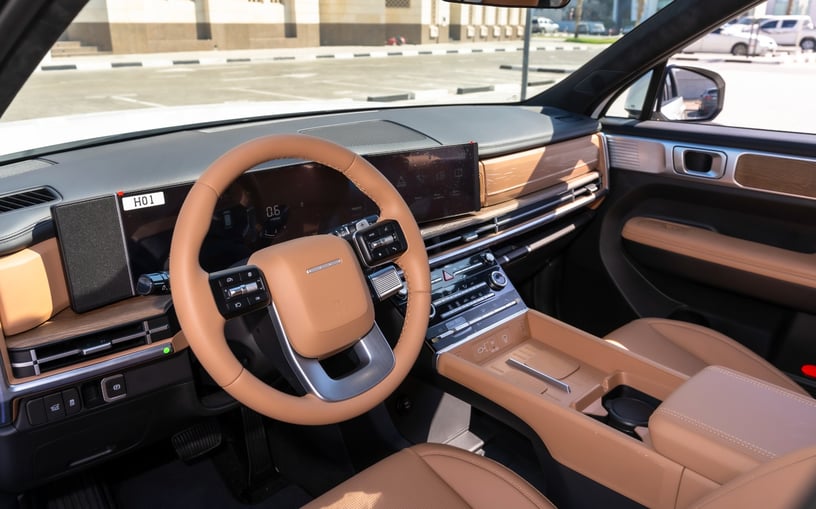 Hyundai Santa Fe (Wit), 2025 te huur in Abu Dhabi