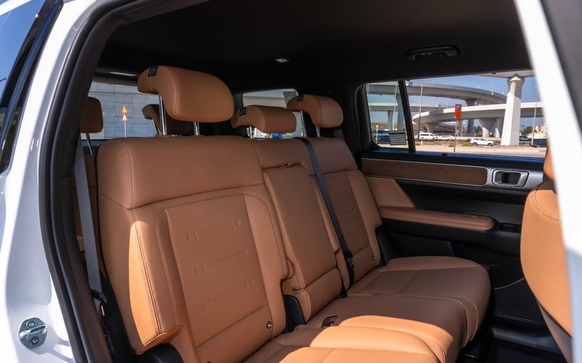 Hyundai Santa Fe (Wit), 2025 te huur in Abu Dhabi