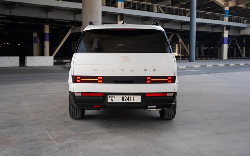 Hyundai Santa Fe (Wit), 2025 te huur in Abu Dhabi