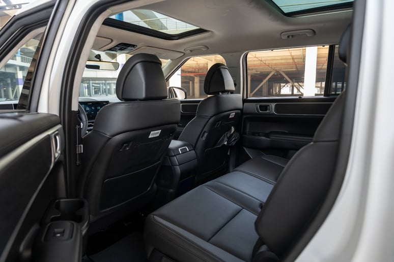 Hyundai Santa Fe (Wit), 2025 te huur in Abu Dhabi