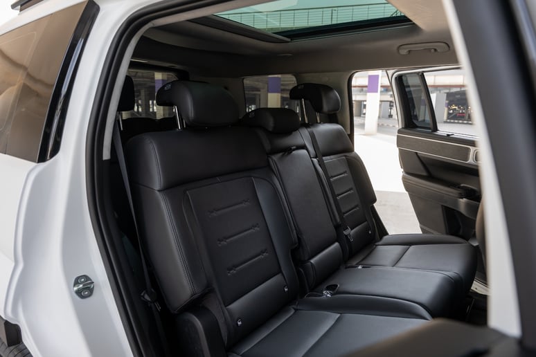 Hyundai Santa Fe (Wit), 2025 te huur in Abu Dhabi