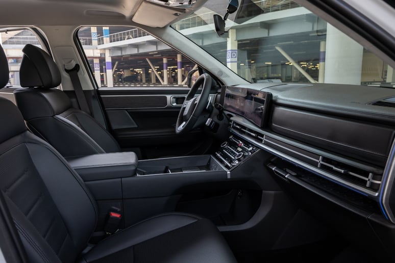 Hyundai Santa Fe (Wit), 2025 te huur in Abu Dhabi