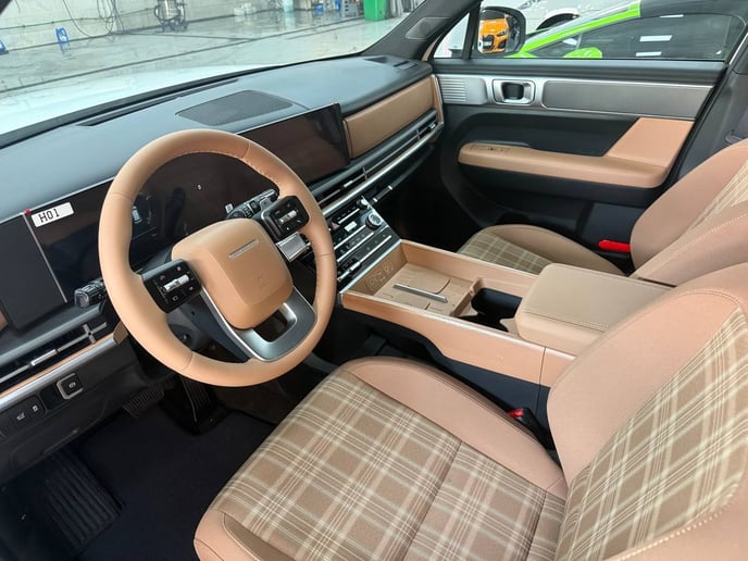 Hyundai Santa Fe (Wit), 2025 te huur in Ras Al Khaimah