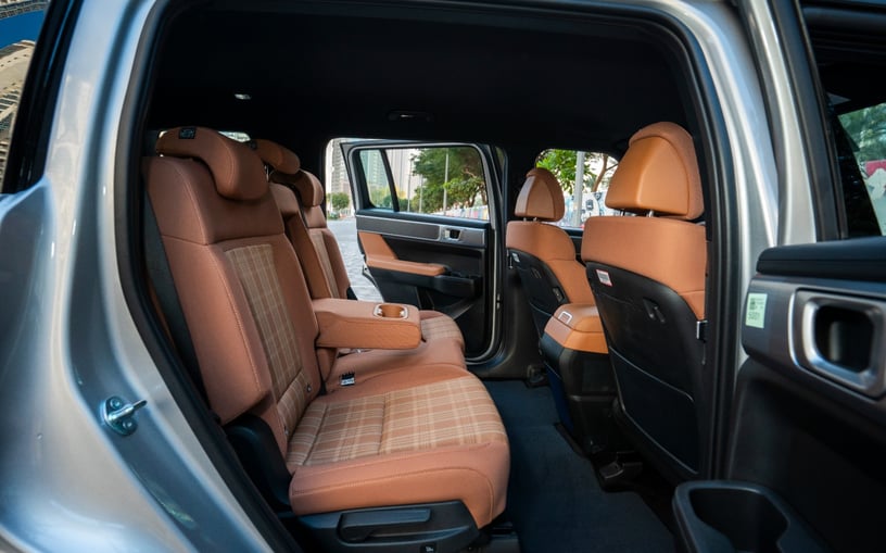 Hyundai Santa Fe (Blanco), 2025 para alquiler en Ras Al Khaimah