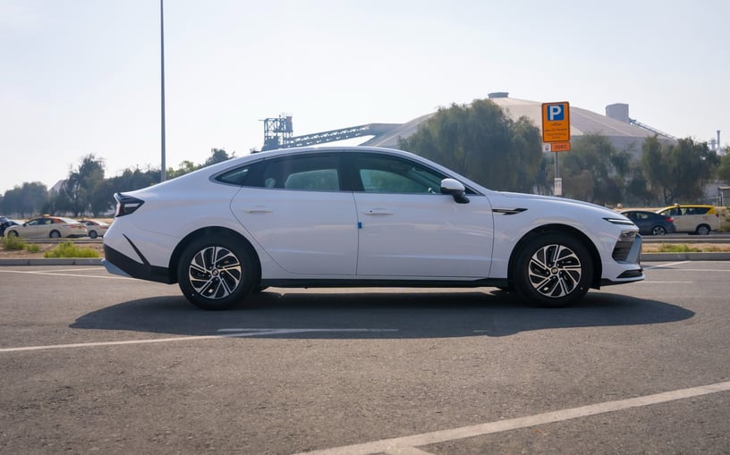 Hyundai Sonata (Белый), 2024 для аренды в Шарджа