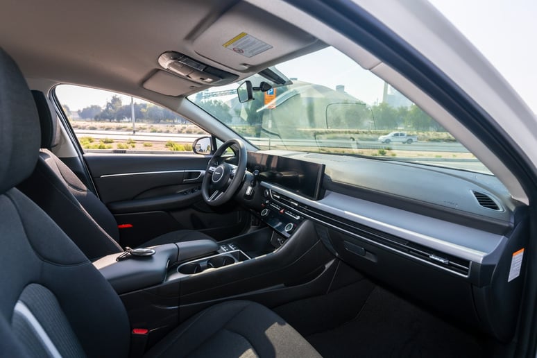 Hyundai Sonata (Белый), 2024 для аренды в Шарджа