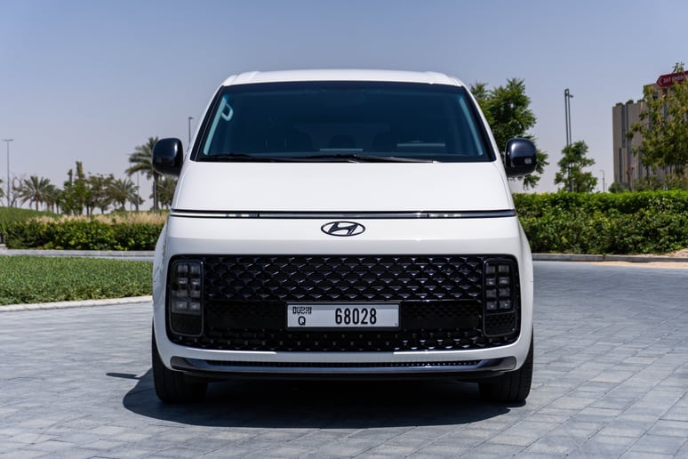 إيجار هيونداي ستاريا S9 (أبيض), 2024 في أبو ظبي