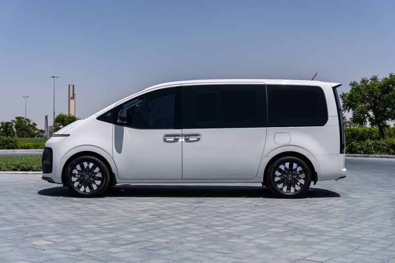 إيجار هيونداي ستاريا S9 (أبيض), 2024 في أبو ظبي