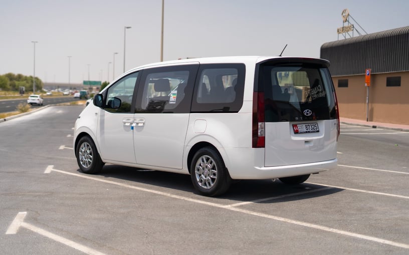 Dubai'de kiralık Hyundai Staria (Beyaz), 2024