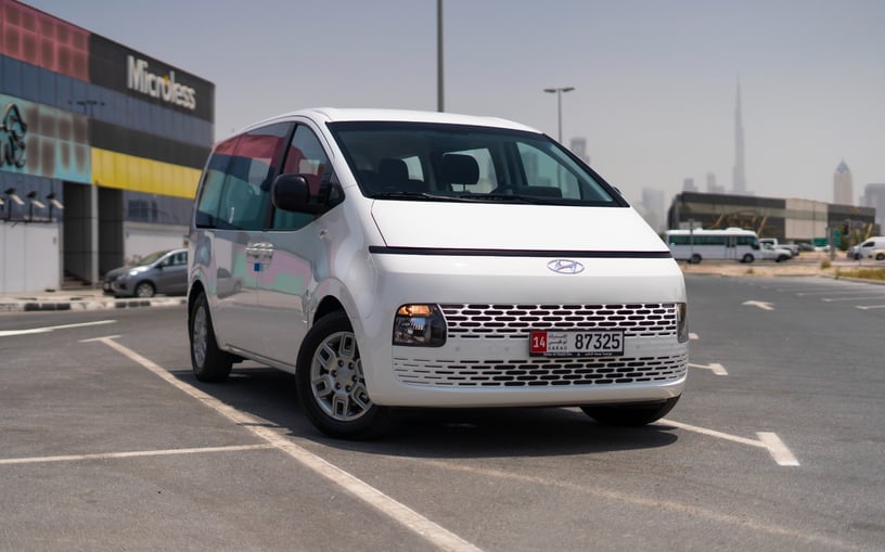 Dubai'de kiralık Hyundai Staria (Beyaz), 2024