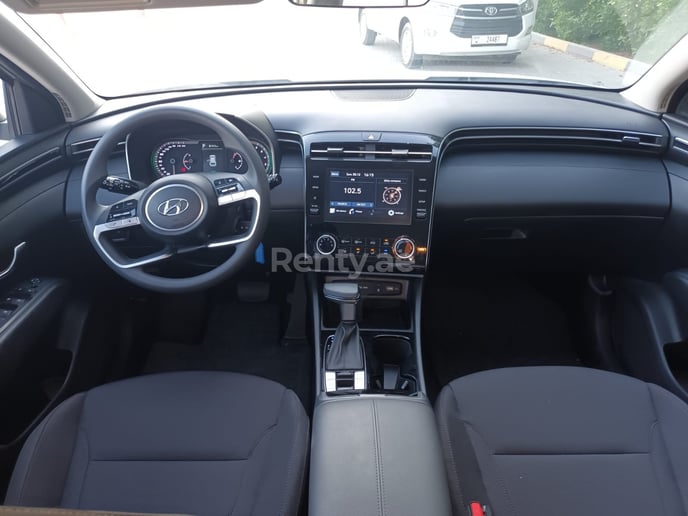 Hyundai Tucson (Blanco), 2022 para alquiler en Dub&aacute;i