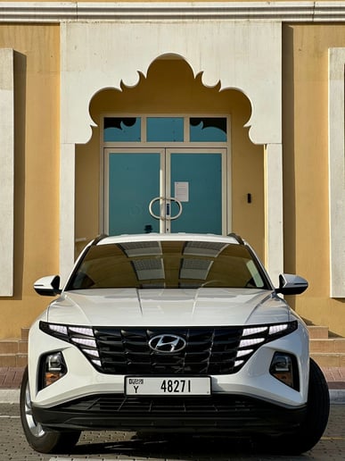 Hyundai Tucson (Blanco), 2023 para alquiler en Dub&aacute;i