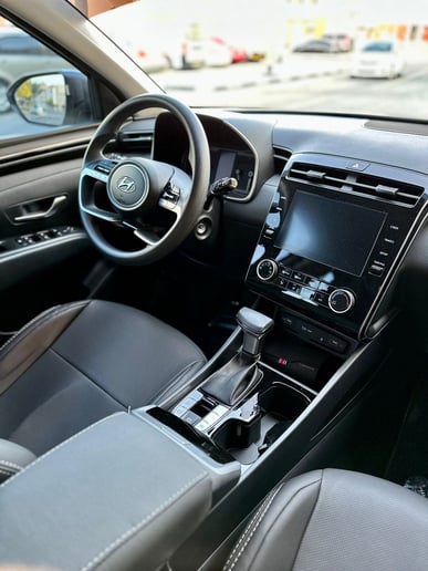 Hyundai Tucson (Blanco), 2023 para alquiler en Dub&aacute;i