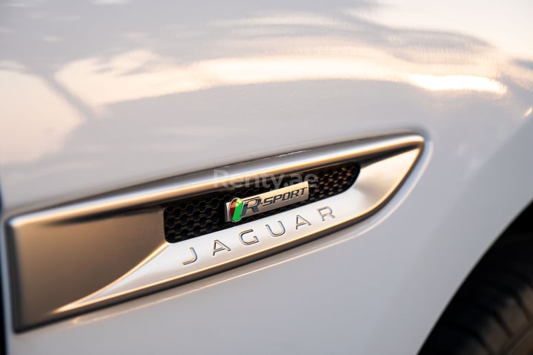 Jaguar F-Pace (Bianca), 2019 in affitto a Dubai