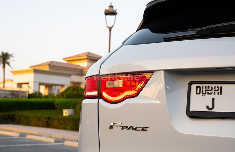 Jaguar F-Pace (Bianca), 2019 in affitto a Dubai
