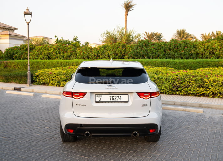 Jaguar F-Pace (Bianca), 2019 in affitto a Dubai