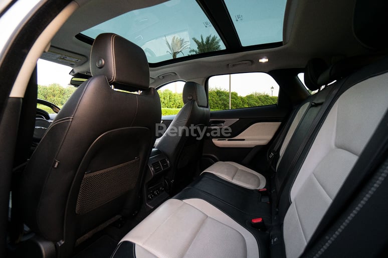 Jaguar F-Pace (Bianca), 2019 in affitto a Dubai