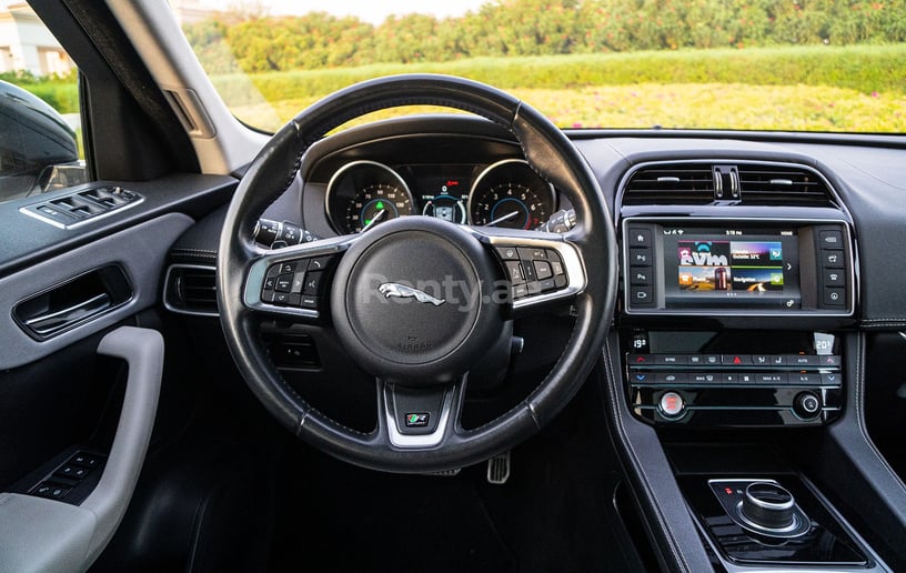 Jaguar F-Pace (Bianca), 2019 in affitto a Dubai