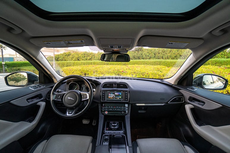 Jaguar F-Pace (Bianca), 2019 in affitto a Dubai