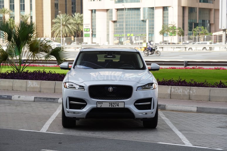 在迪拜 租 捷豹F-Pace (白色), 2019