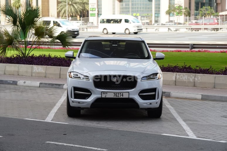 Jaguar F-Pace (Bianca), 2019 in affitto a Sharjah