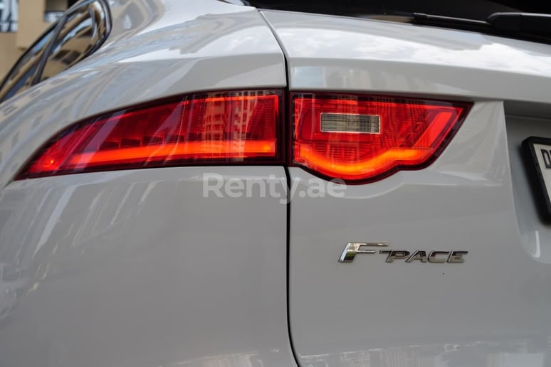 Jaguar F-Pace (Bianca), 2019 in affitto a Sharjah