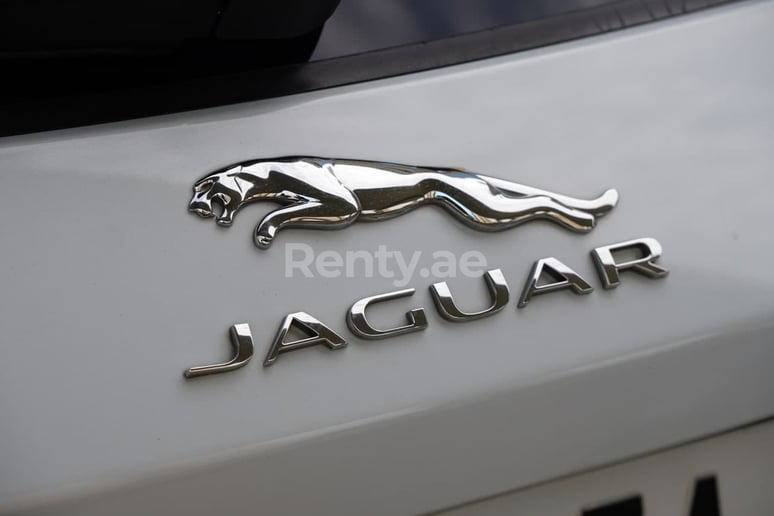 Jaguar F-Pace (Bianca), 2019 in affitto a Sharjah