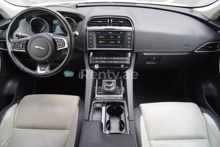 Jaguar F-Pace (Bianca), 2019 in affitto a Sharjah
