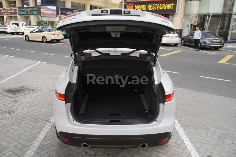 Jaguar F-Pace (Bianca), 2019 in affitto a Sharjah