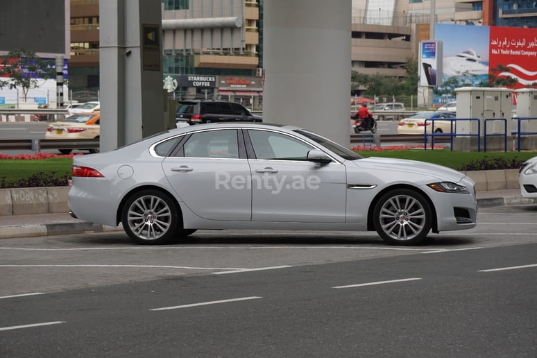 Jaguar XF (Blanco), 2019 para alquiler en Dub&aacute;i