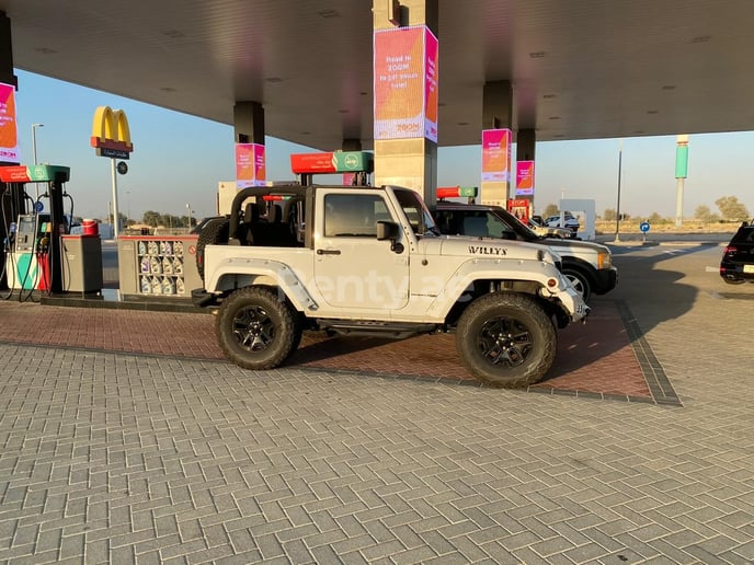Dubai'de kiralık Jeep Wrangler (Beyaz), 2018