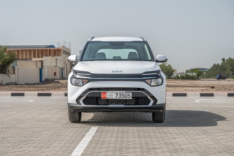 KIA Carens (Wei&szlig;), 2024  zur Miete in Abu Dhabi