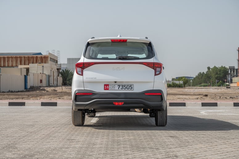 KIA Carens (Wei&szlig;), 2024  zur Miete in Abu Dhabi